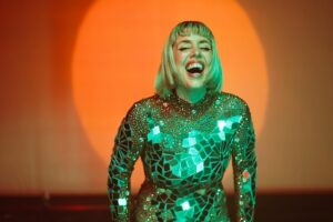 Micaela Castellotti Instagram - Que les pareció #muevelo???? Los leo 🤍 
Gracias a todos por su amor y sus hermosos mensajes!!!! Los quiero!! ✨🙌
#newsong #happy #artist #micaplum 
•
•
•
Dirección: @josefinapieres
DOP y cámara: @oliverosisabela 
Stage design :@annieartmiami
Vestuario and make up : @yascolmanp
Asistente: @soulshako
Location: @sandrellriverstheater
Diseño de luces: Kenyatta Deshazior
Color: @shinysyko
Edición: @julipaganog
Produccion musical: @spiralmonkeymg
Producción general:@plumentertainmentmiame
