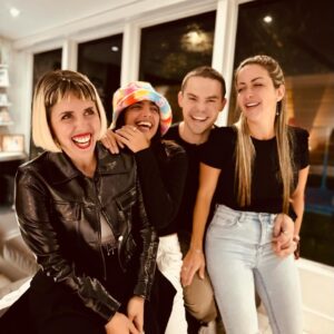 Micaela Castellotti Instagram - Cuando llegué a Venezuela 16 años atrás, me encontré con estas personitas y con muchas otras más. Se convirtieron en mi sostén y en mi familia todo ese tiempo que vivimos “ISA TKM”. Luego tomamos rumbos distintos, algunos se quedaron juntos, otros se mudaron, otros volvimos a casa. Siempre estuvieron en mi corazón, es que es imposible borrar semejante amistades después de todo lo que vivimos juntos. Cuando me mudé a Miami, nos fuimos reencontrando con algunos pero hace unos días, el abrazo de nosotros 4 fue volver a entender el poder de la amistad. Pasa todo pero no los amigos y el cariño. Los amo, gracias. Por muchos años más 🤍✨
•
•
•
#friends #forever #isatkm #miami