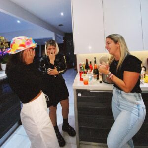 Micaela Castellotti Instagram - Cuando llegué a Venezuela 16 años atrás, me encontré con estas personitas y con muchas otras más. Se convirtieron en mi sostén y en mi familia todo ese tiempo que vivimos “ISA TKM”. Luego tomamos rumbos distintos, algunos se quedaron juntos, otros se mudaron, otros volvimos a casa. Siempre estuvieron en mi corazón, es que es imposible borrar semejante amistades después de todo lo que vivimos juntos. Cuando me mudé a Miami, nos fuimos reencontrando con algunos pero hace unos días, el abrazo de nosotros 4 fue volver a entender el poder de la amistad. Pasa todo pero no los amigos y el cariño. Los amo, gracias. Por muchos años más 🤍✨
•
•
•
#friends #forever #isatkm #miami