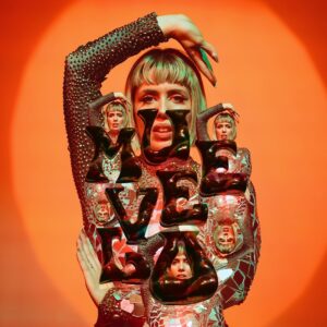 Micaela Castellotti Instagram - Bueno ahora si! #muevelo para todos ustedes is out!! Hace 3 años que no lanzaba  música y créanme que me costó mucho sacarla. No se muy bien porque, pero mis amigos y mi gente estaban más ansiosos que yo para que lo saque 😂. Muévelo nació de esas ganas de volver a contarle al mundo quién soy. Si, me levanto a las 5 am todos los días ☕️ , dedico un gran tiempo a mi práctica budista 🙏🏻( nam myoho rengue kyo), entreno 🏋🏼‍♀️, muevo un poco las nalgas 💃🏼 y después sigo mi día 🎤🎭💁🏼‍♀️. 
Intento siempre mantener un estado de vida alegre aunque a veces el mundo quiera mostrarnos lo contrario. Pero eso depende de nosotros absolutamente. Asique todo lo que hagas en esta vida que te haga feliz vale la pena seguir haciéndolo, y mantenete siempre sonriente, podes cambiarle el día a mucha gente con una simple 😀. Espero que muevan las nalgas y que le den con todo que la cosa no es pa mañana 😂. Gracias por su apoyo, por amar mi arte e impulsarme a seguir. A mi hermoso equipo con el que creamos esta canción, que son mi familia, gracias. A mi amiga estrella, socia/directora gracias por tu amor y por cuidarme tanto. A mi amiga que siempre está que me maquilla y me viste , graaaaacias. Y los talentosos, DOP, escenografía, cámara, asistente, luces, color y edición gracias enormes, por confiar en mi y por la paciencia 🥹. Y a la one and only que me hizo esta portada espectacular, gracias!!!!! Espero que la disfruten. Los quieroooooo. Micaplum 🤍
#newsong #happy #dance #micaplum 
•
•
•
Dirección: @josefinapieres
DOP y cámara: @oliverosisabela 
Escenografía :@annieartmiami 
Vestuario and make up: @yascolmanp 
Asistente: @soulshako
Location: @sandrellriverstheater
Diseño de luces: Kenyatta Deshazior
Color: @shinysyko
Edición: @julipaganog
Produccion musical: @spiralmonkeymg
Portada: @karinitahache 
Producción general:@plumentertainmentmiame
