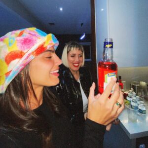 Micaela Castellotti Instagram - Cuando llegué a Venezuela 16 años atrás, me encontré con estas personitas y con muchas otras más. Se convirtieron en mi sostén y en mi familia todo ese tiempo que vivimos “ISA TKM”. Luego tomamos rumbos distintos, algunos se quedaron juntos, otros se mudaron, otros volvimos a casa. Siempre estuvieron en mi corazón, es que es imposible borrar semejante amistades después de todo lo que vivimos juntos. Cuando me mudé a Miami, nos fuimos reencontrando con algunos pero hace unos días, el abrazo de nosotros 4 fue volver a entender el poder de la amistad. Pasa todo pero no los amigos y el cariño. Los amo, gracias. Por muchos años más 🤍✨
•
•
•
#friends #forever #isatkm #miami