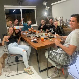 Micaela Castellotti Instagram - Cuando llegué a Venezuela 16 años atrás, me encontré con estas personitas y con muchas otras más. Se convirtieron en mi sostén y en mi familia todo ese tiempo que vivimos “ISA TKM”. Luego tomamos rumbos distintos, algunos se quedaron juntos, otros se mudaron, otros volvimos a casa. Siempre estuvieron en mi corazón, es que es imposible borrar semejante amistades después de todo lo que vivimos juntos. Cuando me mudé a Miami, nos fuimos reencontrando con algunos pero hace unos días, el abrazo de nosotros 4 fue volver a entender el poder de la amistad. Pasa todo pero no los amigos y el cariño. Los amo, gracias. Por muchos años más 🤍✨
•
•
•
#friends #forever #isatkm #miami