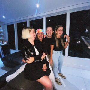 Micaela Castellotti Instagram - Cuando llegué a Venezuela 16 años atrás, me encontré con estas personitas y con muchas otras más. Se convirtieron en mi sostén y en mi familia todo ese tiempo que vivimos “ISA TKM”. Luego tomamos rumbos distintos, algunos se quedaron juntos, otros se mudaron, otros volvimos a casa. Siempre estuvieron en mi corazón, es que es imposible borrar semejante amistades después de todo lo que vivimos juntos. Cuando me mudé a Miami, nos fuimos reencontrando con algunos pero hace unos días, el abrazo de nosotros 4 fue volver a entender el poder de la amistad. Pasa todo pero no los amigos y el cariño. Los amo, gracias. Por muchos años más 🤍✨
•
•
•
#friends #forever #isatkm #miami