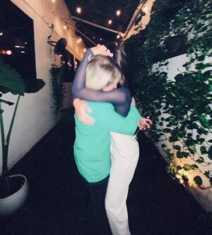 Micaela Castellotti Instagram - Mi amiga since 2008 🤍 Esos abrazos y risas vuelven a llevarnos a tantos recuerdos! Adorarte siempre @thefaria ✨
•
•
•
#friends #isatkm #miami