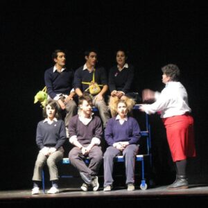 Micaela Castellotti Instagram - Teatro: Feliz día mundial! Recuerdo el primer momento en que me encontraría con vos, el pisarte, los primeros nervios, el primer camarín, los amigos, el olor, el maquillaje, el momento previo en que se apagan esas luces y el público ya sentado esperándote al salir. Ese primer momento lo recuerdo por siempre, porque al ser tan pequeña con 7 años, dije con muchos nervios en la panza: “Esto es lo que quiero hacer por el resto de mi vida”. Y aquí sigo , fiel a ese sentimiento de una nena de 7 años que lo q hacía era soñar con un escenario siempre. Te fui fiel pequeña mica, aquí sigo luchando y celebrando el teatro. 27 años que seguimos sintiendo los mismos nervios, la misma alegría, las mismas ganas,  la misma pasión de esa nena. No podría vivir sin el porque tampoco podría cortarle el sueño a esa pequeña Mica. Gracias por enseñarme tanto, a todos mis maestros que me dieron pasión y entrenamiento, a mis amigos y compañeros que tanto me enseñaron y me enseñan! GRACIAS 🥹🎭🤍
•
•
•
#love #diamundialdelteatro #micaplum