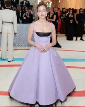 Micaela Diamond Instagram - had this crazy dream where I went to the met gala and then woke up with a tony nomination hhahahaWAITTT

look at my husbands tush behind me. swoon. 

big BIG thank you to @vogue and @sarahslutsky for styling. dreams. 
makeup: @estabrookartistry 
hair: @snatchinwigz 
👗: @carolinaherrera
👡: @rogervivier 
💎: @pasqualebruni
@mariatash
👛: @huntingseasonnyc