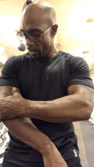Michael Beach Instagram - #tbt♥️ to some of the exercises that I loved to do but can’t right now because I’m recovering from wrist surgery. I’m hoping that one day I’ll be able to do these very exercises again but time will tell. However, as I wait to get the go ahead from my doctor to return to lifting there are always alternatives and I’m starting to explore them. But these bad boys really worked for me and they are missed!😫🤷🏾‍♂️🤣. Here’s to doing what we can to stay healthy! Happy Thursday everyone! #oldmanworkout #alternativeworkouts #60pluscrew #workingoutpaysoff #workingoutismytherapy #workoutwins