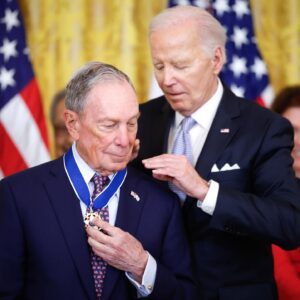 Michael Bloomberg Instagram - I’m deeply honored to receive the Presidential Medal of Freedom from @potus.

But this honor doesn’t just belong to me. I hope everyone who has worked at @bloomberg and @bloombergdotorg over the years, or served New York City during our administration, takes pride in what we have been able to achieve together.

📸: Kevin Dietsch/Getty Images