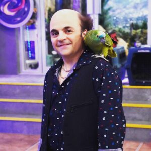 Michael D. Cohen Instagram - The big Season 2 finale of @henrydangerforce was huuuge! This parrot was so sweet and gentle. I loved having him hang out on my shoulder and chew sunflower seeds in my ear. What was your favorite episode of season 2?

.
.
.
.
.

#dangerforce #henrydanger #henrydangerfam #nicktv #nickelodeon #nickelodeonnetwork #nickshow #henrydangerfans #henrydangershow #kidstv #kidstvshow #schwoz #bose #brainstorm #captainman #raymanchester #chapa #volt #mika #shoutout #miles #awol @therealcooperbarnes @havanflores @missdanaheath @littlegardenhigh @lucaluhan