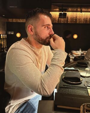 Michael Henaf Instagram - On t'fera la guerre ou la paix, ça dépend de ce que t'as répété 🥃