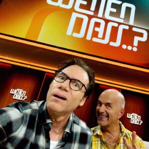 Michael Herbig Instagram - Probesitzen auf der Couch! 📺Gleich geht‘s los! @christophmariaherbst #wettendass @zdfmediathek