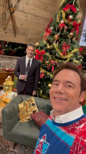 Michael Herbig Instagram - Konnte es nicht mehr abwarten und hab‘ schonmal vorgefeiert! 🤩🎄Zu Weihnachten gibt‘s das LOL: Last One Laughing - XMas Special! 🎁 @primevideode #LOLDE #LastOneLaughing @teddyteclebrhan @carokebelin @bastianpastewka #ankeengelke @kurt_kroemer_berlin @martinahillofficial @rick_kavanian @therealhunzigram
