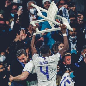 Michael Herbig Instagram - Sie haben den Klappstuhl ausgegraben! 😳 @davidalaba @realmadrid #epic