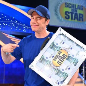 Michael Herbig Instagram - Krasser Abend, stabile Quote! Das war anscheinend die erfolgreichste „Schlag den Star“ Show aller Zeiten! 🤩 Es war uns eine Ehre, Euch zu unterhalten … wir hoffen, Ihr hattet Spaß! 👊🏻😘 @rick_kavanian @schlagdenstar @prosieben #tvhistory