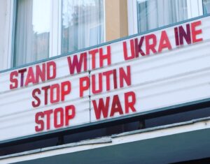 Michael Herbig Instagram - Mehr als 40 russische Filmverleiher und Branchenvertreter fordern in einem Social-Media-Post das sofortige Ende des Ukraine-Krieges. „Stoppt das Töten und die Zerstörung!“ Quelle: Blickpunkt:Film #peace 🇺🇦