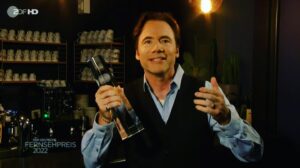 Michael Herbig Instagram - „Last One Laughing“ wurde soeben mit dem Deutschen Fernsehpreis ausgezeichnet! 🎉 Große Freude, große Ehre! 🙏🏻 #LOLDE #LastOneLaughing @primevideode #derdeutschefernsehpreis2022 #stabileshow #tobecontinued 👊🏻🤩