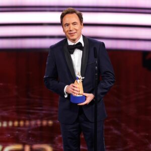 Michael Herbig Instagram - Ehrenpreis beim Bayerischen Filmpreis 2023 🎞️ Von Herzen vielen Dank für diese unglaubliche Ehre! Ein unvergesslicher Moment … und das beste „Zwischenzeugnis“ meines Lebens! 🙌🏻❤️ Große Umarmung an Euch ALLE! Weiter geht‘s! 😘