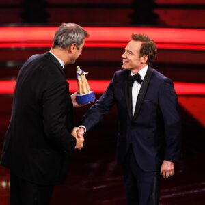 Michael Herbig Instagram - Ehrenpreis beim Bayerischen Filmpreis 2023 🎞️ Von Herzen vielen Dank für diese unglaubliche Ehre! Ein unvergesslicher Moment … und das beste „Zwischenzeugnis“ meines Lebens! 🙌🏻❤️ Große Umarmung an Euch ALLE! Weiter geht‘s! 😘