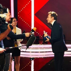 Michael Herbig Instagram - Ehrenpreis beim Bayerischen Filmpreis 2023 🎞️ Von Herzen vielen Dank für diese unglaubliche Ehre! Ein unvergesslicher Moment … und das beste „Zwischenzeugnis“ meines Lebens! 🙌🏻❤️ Große Umarmung an Euch ALLE! Weiter geht‘s! 😘