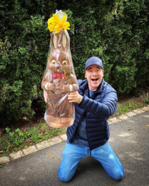Michael Herbig Instagram - Ein fescher Hase … und der aus Schokolade ist auch recht süß! 🐰☮️🌍