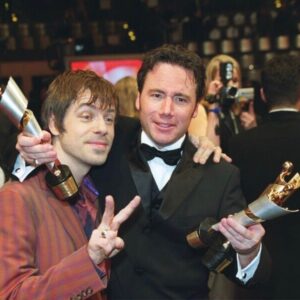 Michael Herbig Instagram - Heute Abend wird der Deutsche Filmpreis verliehen … vor 20 Jahren gab's davon 3 Stück für „Der Schuh des Manitu“ 🎬 Wie konnte das passieren? 😅 Danke auch nochmal an „Blutsbruder“ @michlmittermeier für die liebevolle Laudatio von damals! #derschuhdesmanitu #timeflies #therestishistory