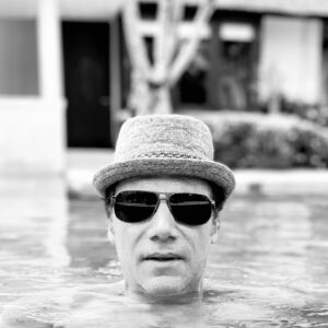 Michael Herbig Instagram - Suche passendes Film-Zitat! 🎬 „You talking to me?“ 
oder doch lieber 
„Ich habe eine Wassermelone getragen!“ 🤔 #kinoliebe