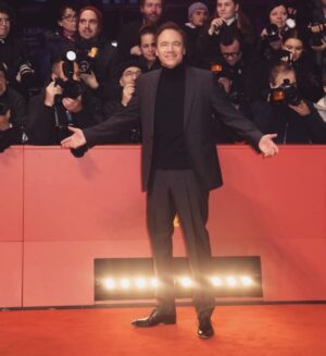 Michael Herbig Instagram - Mein erstes Mal auf der Berlinale … und dann auch noch der beste Platz! #stevenspielberg #thefabelmans #premiere @berlinale #therestishistory 🙌🏻🎬