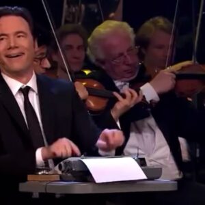 Michael Herbig Instagram - Ein Ständchen für alle Mamis auf diesem Planeten! ❤️🙌🏻😘 #muttertag #mothersday #weloveyou 👉🏻 „Sounds of Bully's Cinema 2015“ 🎬🎻