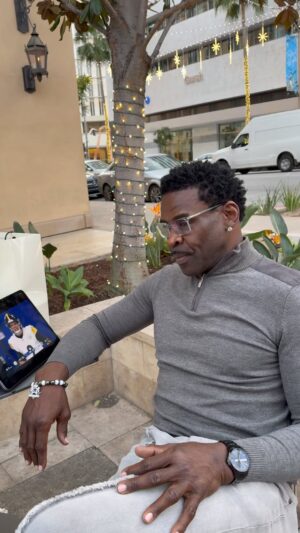 Michael Irvin Instagram - Nothing better than the Holiday Season and @NFL Commingling 🙏🏿 @dallascowboys @BuffaloBills @dak  HAPPY HOLIDAYS TO ALL @NFL FANS……..Good luck with the rest of your season, just NOT when you play DEM BOYS⭐️💪🏾🙏🏿