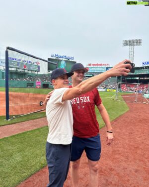 Michael Kelly Instagram - Ok so last weekend’s @jackryanpv launch at @fenwaypark was pretty epic BUT this is just the coolest. Spending time with @gwhit17 and discovering (while admitting my love of @braves ) we both went to #brookwoodhighschool was pretty wild. 
Thanks for the hospitality buddy, what a blast!
#GABoys done good!
#Brookwood #Baseball #Braves & #redsox #jackryan
@allysonseeger @wendellpcg