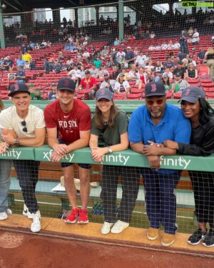 Michael Kelly Instagram - Ok so last weekend’s @jackryanpv launch at @fenwaypark was pretty epic BUT this is just the coolest. Spending time with @gwhit17 and discovering (while admitting my love of @braves ) we both went to #brookwoodhighschool was pretty wild. 
Thanks for the hospitality buddy, what a blast!
#GABoys done good!
#Brookwood #Baseball #Braves & #redsox #jackryan
@allysonseeger @wendellpcg
