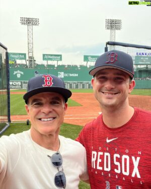 Michael Kelly Instagram - Ok so last weekend’s @jackryanpv launch at @fenwaypark was pretty epic BUT this is just the coolest. Spending time with @gwhit17 and discovering (while admitting my love of @braves ) we both went to #brookwoodhighschool was pretty wild. 
Thanks for the hospitality buddy, what a blast!
#GABoys done good!
#Brookwood #Baseball #Braves & #redsox #jackryan
@allysonseeger @wendellpcg