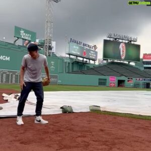 Michael Kelly Instagram - Baseball   Jack Ryan = A perfect match ⚾️. 
.
.
No first pitch from us yesterday due to weather, but thank you @redsox for all the love and letting me use the dugout urinal!