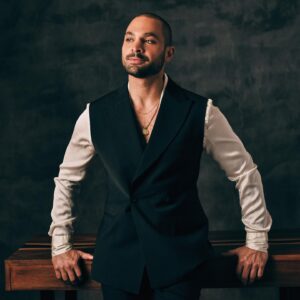 Michael Mando Instagram - « There is a candle in your heart, ready to be kindled. There is a void in your soul, ready to be filled. You feel it, don’t you? » Rumi