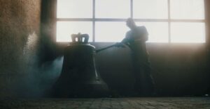Michael Patrick Kelly Instagram - Vielen Dank an die Soziallotterie @postcodelotterie für die Unterstützung des #PeaceBell Projekts! 
Dank Eurer Unterstützung konnten wir in Zusammenarbeit mit @geuer_geuer_art & @artstar_verlag die über 800kg schwere PeaceBell mit Kriegsschrott aus Kiew und Butscha giessen und für die B•O•A•T•S Tour on the road schicken! 

Mittlerweile haben schon hunderttausende Menschen an der Schweigeminute bei meinen Tourneen mitgemacht, und es ist jedes Mal ein sehr bewegender Moment für mich, besonders in diesen Zeiten. 
Wir haben auch in den letzten Jahren mit der #PeaceBell diverse Friedens- und Charityprojekte in Israel, Ukraine und Deutschland mit Spenden unterstützen können. Hierfür war die @postcodelotterie ebenfalls ein wichtiger Partner. Thank you! 🕊️ 

MPK 

🎥: @kevin_bressler 
#MichaelPatrickKelly #Peace #Charity #RightSomeWrongs #SozialLotterie #Anzeige #DeutschePostcodeLotterie