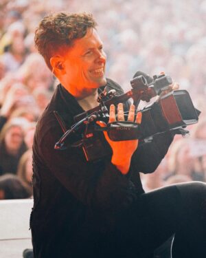 Michael Patrick Kelly Instagram - I’m so grateful to experience such memorable moments with you… Gonna be writing new music in UK this week and then head off for a bit of rest in the ☀️ 
Can’t wait to see you in just a few weeks! 
Any songs you’d like me to put on the Setlist for the next shows? 

Bin echt dankbar, solche unvergesslichen Momente mit Euch zu erleben! Werde diese Woche neue Musik in UK schreiben, und dann Ruhe und Sonne tanken bevor die Tour im Juli weitergeht. Wir sehen uns in ein paar Wochen! Gibt es Songs, die ich auf die Setlist für die nächsten Shows setzen soll? 

MPK 

📸 : @luis.jantsch 
#Live #Music #BOATS #Tour #MichaelPatrickKelly