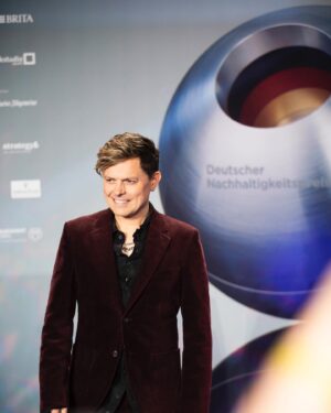 Michael Patrick Kelly Instagram - Happy Birthday @michael.patrick.kelly.official und Gratulation zum Ehrenpreis des Deutschen Nachhaltigkeitspreises für Dein Soziales Engagement und das Friedensprojekt #PeaceBell 💚

MPK Team 

#MichaelPatrickKelly