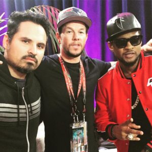 Michael Peña Instagram - #superbowl with @markwahlberg and @usher @daxshepard #chiphappens