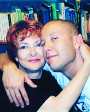 Michael Rosenbaum Instagram - I’m so sad to hear about the passing of an old friend of mine, Kevin Taylor. I have fond memories of Kevin and going to school at WKU. He was extremely kind not only to me but to everyone he encountered. He stuck up for people weaker than him and was filled intelligence and fearlessness. I loved Kevin and I know he and his beautiful and brilliant mother Pat are smiling down on us all. Give mama a big hug and kiss for me Kevin. Tracey and Craig, I’m so very sorry for your loss. love you, rosey @wku @devereuxdad71 @wkutheatredance