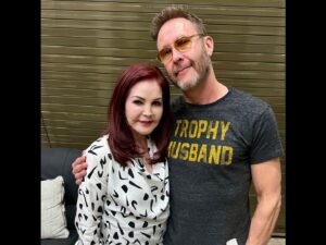 Michael Rosenbaum Instagram - @wasummercon was a blast. @priscillapresley couldn’t be any sweeter and @thejenniferbeals was my teenage crush (even though she looks younger than me). thanks everyone who showed up. meant a lot and loved seeing you.

 #jenniferbeals #priscillapresley #wasummercon