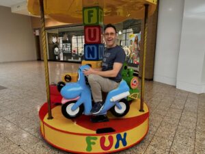 Michael Rosenbaum Instagram - what do you do when you’re back home in indiana? go to the mall and do stuff like this. duh. 

#indiana #funday