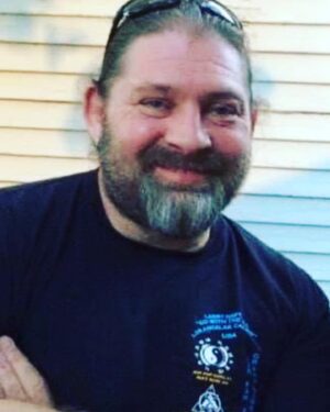 Michael Rosenbaum Instagram - I’m so sad to hear about the passing of an old friend of mine, Kevin Taylor. I have fond memories of Kevin and going to school at WKU. He was extremely kind not only to me but to everyone he encountered. He stuck up for people weaker than him and was filled intelligence and fearlessness. I loved Kevin and I know he and his beautiful and brilliant mother Pat are smiling down on us all. Give mama a big hug and kiss for me Kevin. Tracey and Craig, I’m so very sorry for your loss. love you, rosey @wku @devereuxdad71 @wkutheatredance