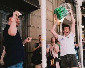 Michael Urie Instagram - A morning full of smiles and peas yesterday at the box office opening of #MattressMusical with @michaelurielikesit!

📸: @kvdoan