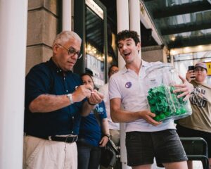 Michael Urie Instagram - A morning full of smiles and peas yesterday at the box office opening of #MattressMusical with @michaelurielikesit!

📸: @kvdoan