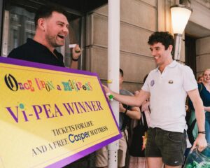 Michael Urie Instagram - A morning full of smiles and peas yesterday at the box office opening of #MattressMusical with @michaelurielikesit!

📸: @kvdoan