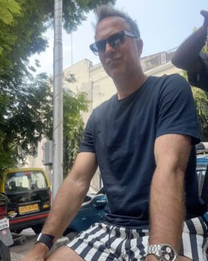 Michael Vaughan Instagram - Great to be back with my good friend Dindayal for a trim .. Remember to visit him for a shave or haircut in #Mumbai if you are visiting .. Orminston road .. 🙌🙌 #India