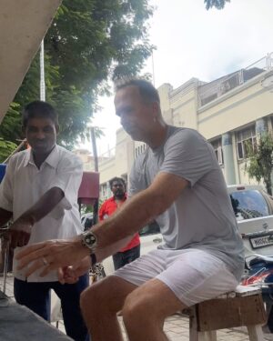 Michael Vaughan Instagram - Post Padel Shave,trim,head & shoulder massage with Dindayal .. Outstanding once again from #Mumbai No 1 barber .. Remember it’s Ormiston Road near the gateway of India .. 👍👍 #India