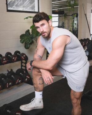 Michael Yerger Instagram - @hellobudro warm up collection is live now 🏆

visit www.budro.com to go cop while you can!!! link is in my bio.