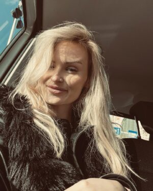 Michaela Bernard Instagram - #uberselfie #🚕 
#jsemprinceznavole 
#blonde 
#sunnyday 
#mondaymood 
#picoftheday #photooftheday #blondehair #hairstyle #hairextensions #doctorlife #piercing #piercings #nosepiercing 
#rhalips #igers #igerscz #instamood #czechgirl #czech #prague