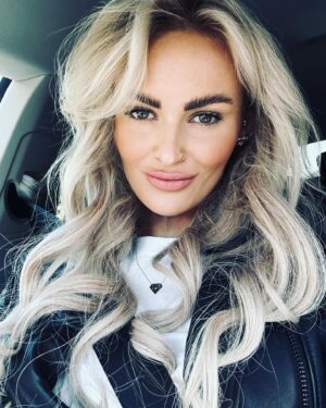 Michaela Bernard Instagram - #panidoktorkoavyjstedoktorka❓ 
#blondyna #jsemprinceznavole 
#blonde #czech #hairstyle #doctor #surgery #instamood #instafashion #friday #weekend #picoftheday #photooftheday #hairextensions #lashlift  #browlift #guess #karllagerfeld #igers #wacyhair #czechgirl